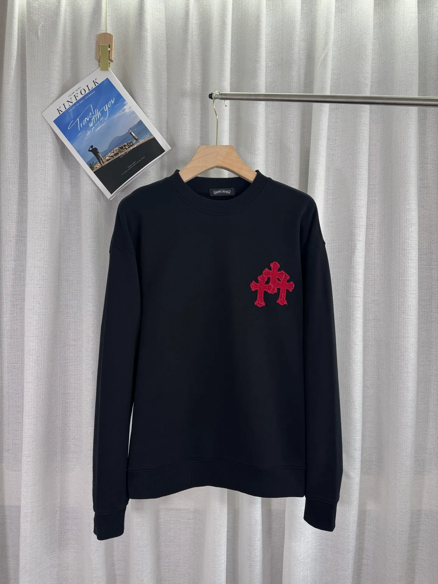 P260 top version, real shot without P, ​​different from market currency) 𝗖𝗵𝗿𝗼𝗺𝗲 𝗛𝗲𝗮𝗿𝘁𝘀/Cro Heart 2025 washed patch embroidery autumn and winter new original single counter American laser burnt 3D three-dimensional color embroidered couple casual sweatshirt 👑The highest version! Customized fabric 420g tripe terry fabric! American acid-washed and distressed original fabric laser burnt ✟appliqué embroidery and exquisite embroidery of letters! The best-selling model in the counter, very comfortable to wear. Accessories: original molded and authenticated collar label➕100% silk wash label. Genuine purchase-grade original hangtag➕matching hanging rope➕3D hanging beads➕original packaging bag. Craftsmanship: The original version has consistent wiring! The highest version of the armhole matching technique! Color: White Black Size: S M L XL Style: 25-325